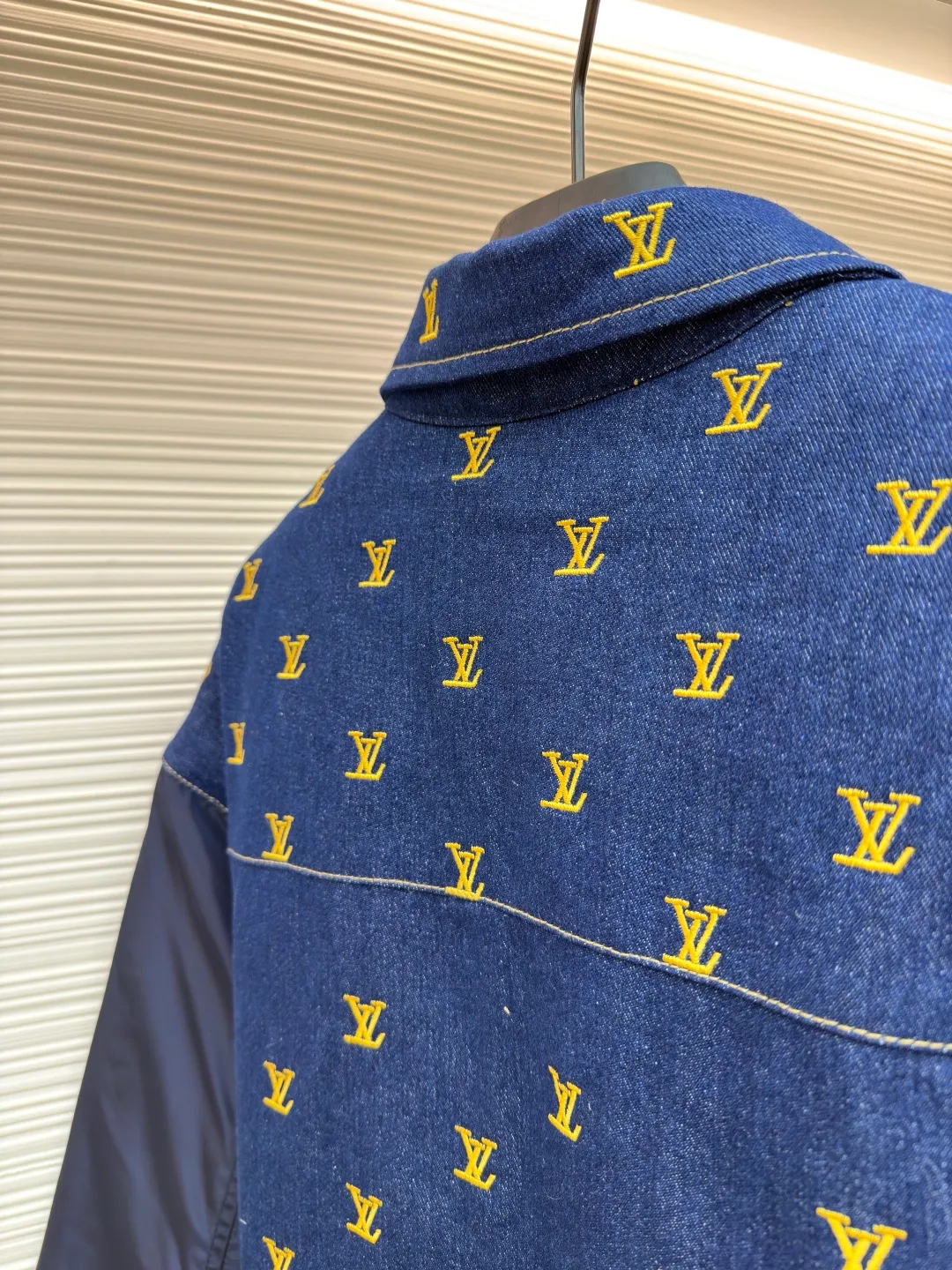 LOUIS VUITTON Full-frame embroidered denim splicing cotton jacket ●Original version: Purchased and developed for 29300 ●Item number: 1681690-B50 ●Material: twill denim cotton fabric ●Technology: embroidery production ●Color: royal blue ●Version: fitted version ●Weight: about 940 grams ●Size: 46-48-50-52 ●Description: Made of 10*10 count twill denim cotton, 11 ounces, 360 grams. Sleeves are woven, 50% cotton, 50% polyester. The lining is made of high-density rayon lining with 1400-wash cotton. The thread adopts 1*1 pure cotton 16 count double yarn thread. The access control button is made of electroplated brass four-button buckle, and the surface is electroplated with black oil and treated with black characters. The collar bar is electroplated brass and aged. The embroidery uses computer positioning embroidery technology. There are hundreds of embroidery logos on the front of the whole piece. The plate is adjusted 6 times. The printing fee is more expensive than clothes. The entire piece of clothing is aligned on the front, left, and back. The denim fabric is cut and washed from cloth, so that each cut piece is evenly colored. 1:1 high restoration. This baseball jacket is a clever update on a classic men's silhouette. The denim body is fully embroidered with the LV Blason pattern, and the handwritten Louis Vuitton logo is placed on the chest pocket to highlight the brand's identity. Nylon sleeves and rib elements collide with dynamic vitality, and the quilted lining has hidden functions that can easily transcend seasonal changes. The overall wiring is straight and delicate, the fabric is comfortable and soft, and the color is consistent without color difference. It can be matched with the same style to create a fashionable look and control various occasions. Customized accessories, complete with three standards, same style for men and women!